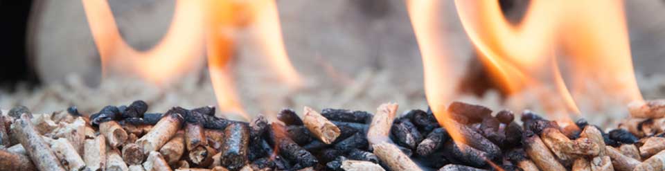 Titelbild zum Menüpunkt Pelletheizung: brennende Holzpellets