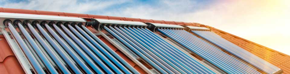 Titelbild zum Menüpunkt Solarthermie: Röhrenkollektoren montiert auf einem Dach